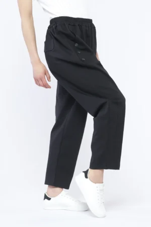 PANTALONE comodo pull-on con tasche diagonali e graziosi bottoncini decorativi