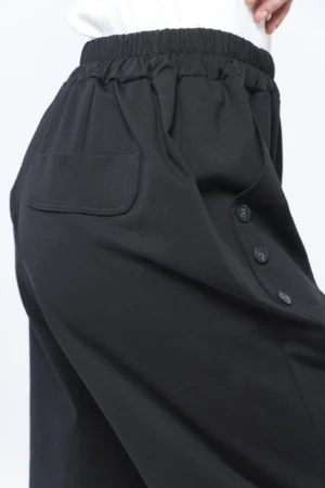PANTALONE comodo pull-on con tasche diagonali e graziosi bottoncini decorativi
