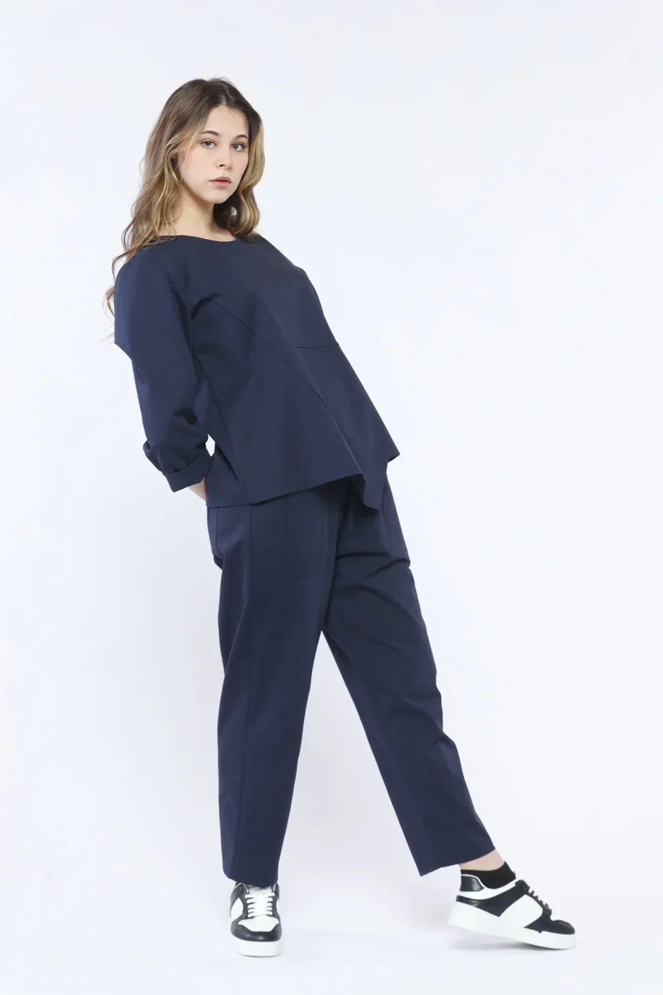 BLUSA ampia con scollatura a barca cuciture asimmetriche e dettaglio con taschino abbottonato ONEWORLD HYBRID