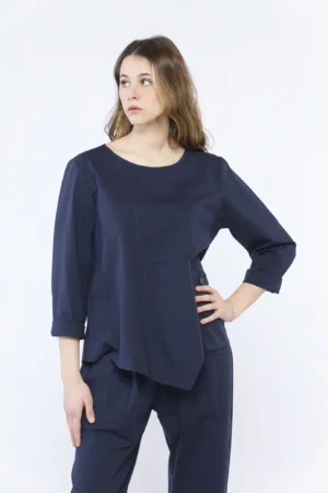 BLUSA ampia con scollatura a barca cuciture asimmetriche e dettaglio con taschino abbottonato