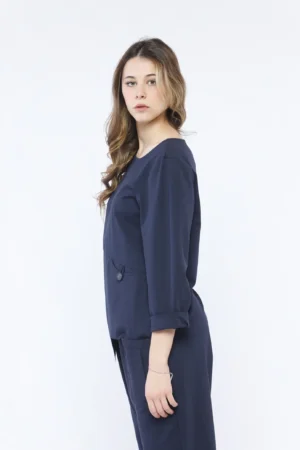 BLUSA ampia con scollatura a barca cuciture asimmetriche e dettaglio con taschino abbottonato