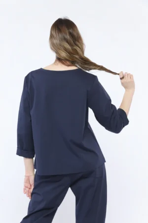 BLUSA ampia con scollatura a barca cuciture asimmetriche e dettaglio con taschino abbottonato