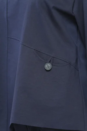 BLUSA ampia con scollatura a barca cuciture asimmetriche e dettaglio con taschino abbottonato