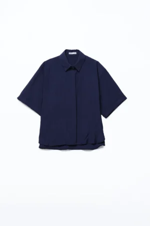 CAMICIA striata a manica corta con fondo arrotondato e spacchetti laterali