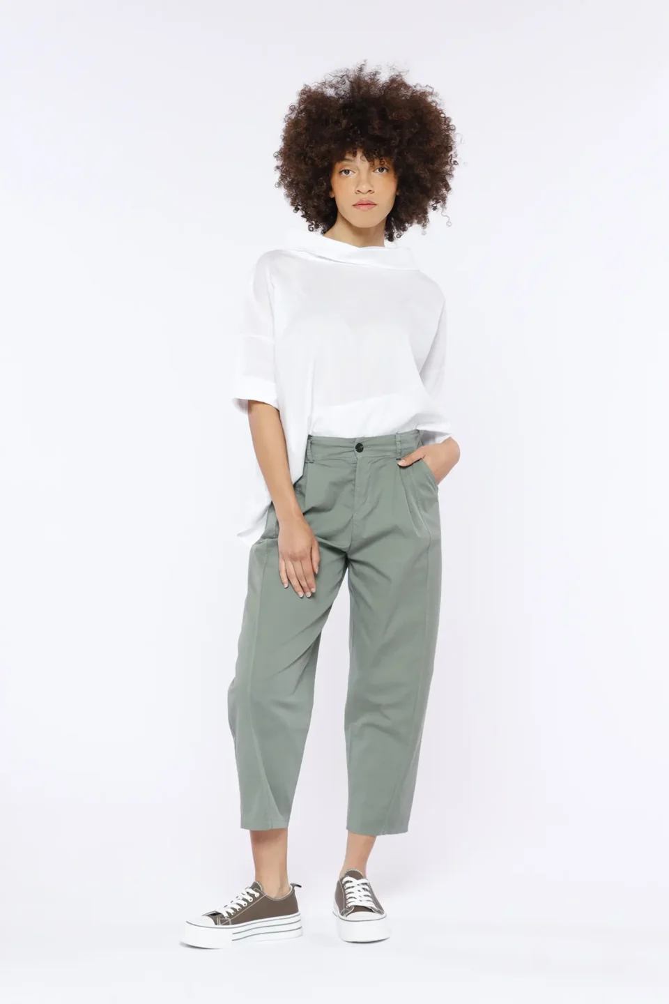 PANTALONE barrel in fresco cotone con graziose pince verticali ONEWORLD HYBRID