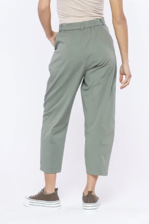 PANTALONE barrel in fresco cotone con graziose pince verticali