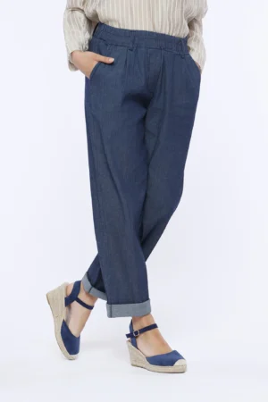 PANTALONE pull-on in denim con comode tasche e risvolti di tendenza alle caviglie