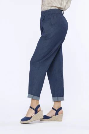 PANTALONE pull-on in denim con comode tasche e risvolti di tendenza alle caviglie