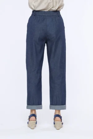 PANTALONE pull-on in denim con comode tasche e risvolti di tendenza alle caviglie