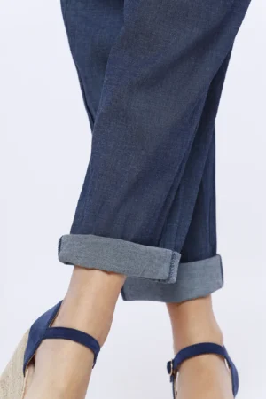 PANTALONE pull-on in denim con comode tasche e risvolti di tendenza alle caviglie