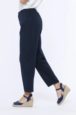 PANTALONE casual con comode tasche laterali e chiusura a bottoni con passanti alla cintura