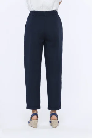 PANTALONE casual con comode tasche laterali e chiusura a bottoni con passanti alla cintura
