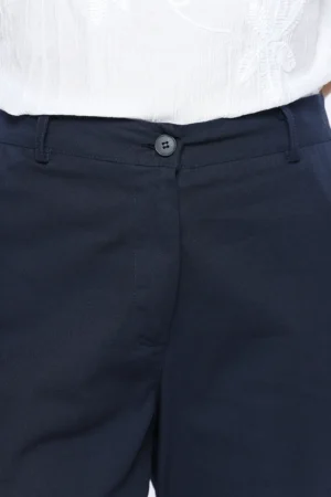 PANTALONE casual con comode tasche laterali e chiusura a bottoni con passanti alla cintura
