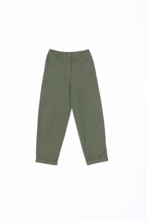 PANTALONE casual con comode tasche laterali e chiusura a bottoni con passanti alla cintura