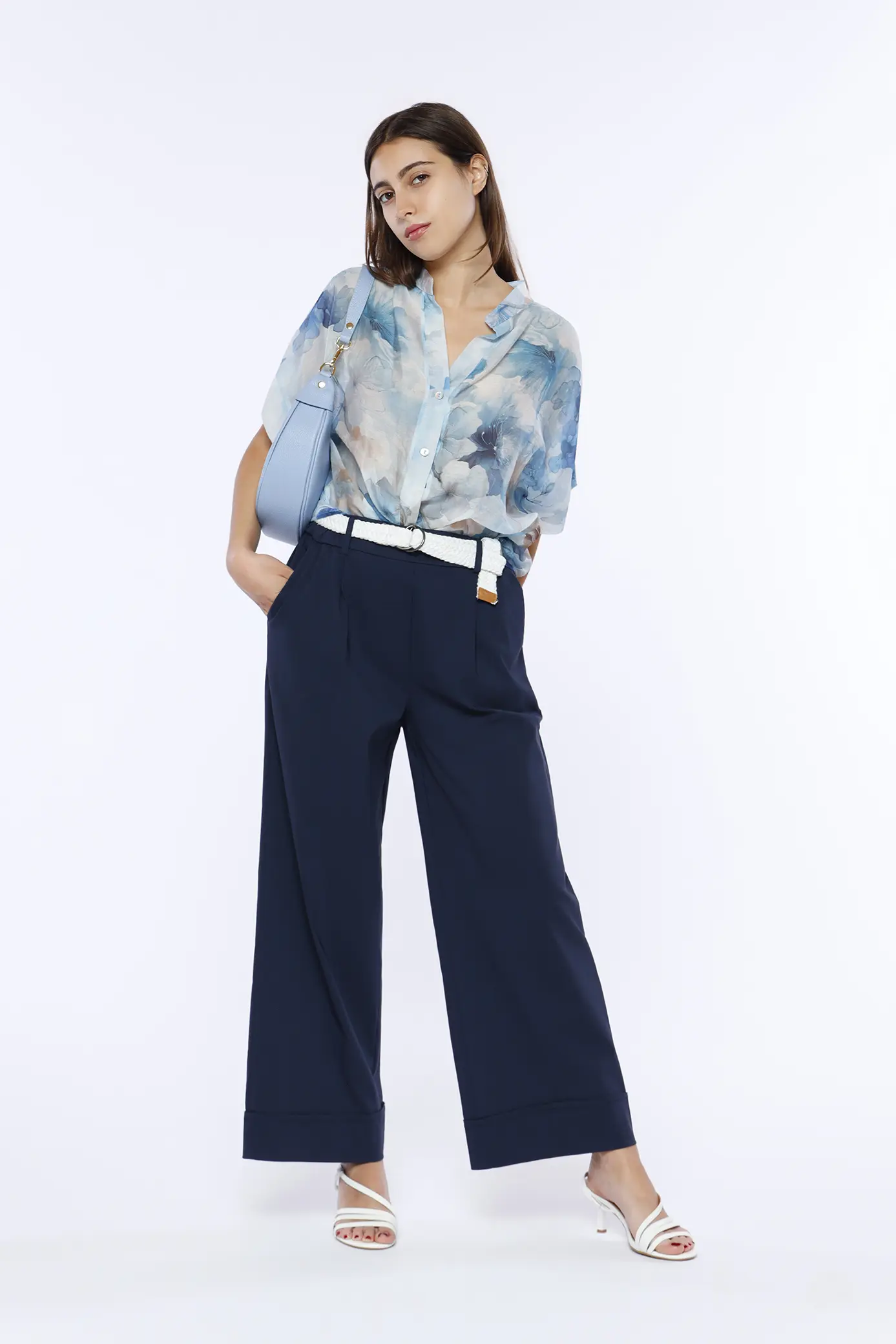 Pantalone Oxford lunghi. Cinturino elasticizzato arricciato e parte centrale dritta. Il capo prosegue con le tasche oblique impunturate sui fianchi e pince prese e lasciate che danno vita alla piega stiro. Il pantalone si completa con un risvolto alto sul fondo. ONEWORLD HYBRID 2864411