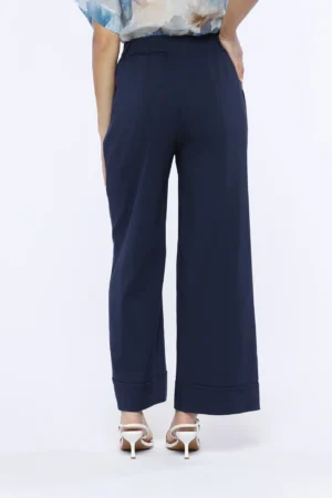PANTALONE fresco e comodo con elastico di chiusura in vita e orli alti alla caviglia