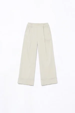 PANTALONE fresco e comodo con elastico di chiusura in vita e orli alti alla caviglia