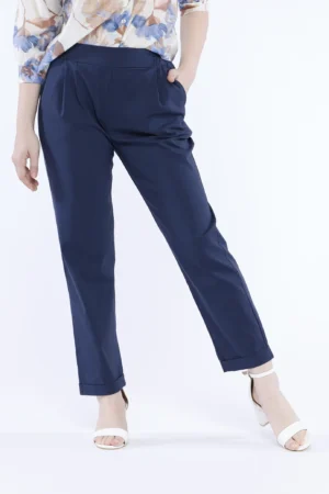 PANTALONE comodo pull on con graziose pince verticali e risvolti alle caviglie