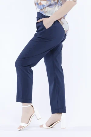 PANTALONE comodo pull on con graziose pince verticali e risvolti alle caviglie