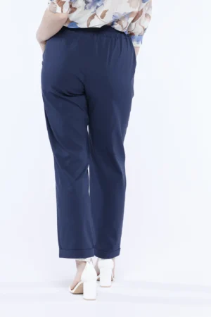 PANTALONE comodo pull on con graziose pince verticali e risvolti alle caviglie