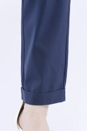 PANTALONE comodo pull on con graziose pince verticali e risvolti alle caviglie