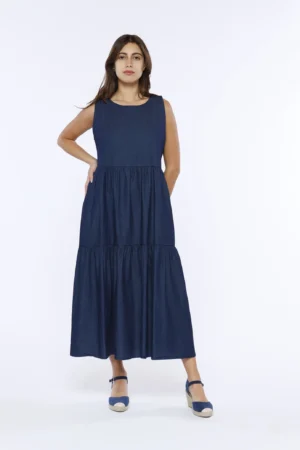 ABITO lungo smanicato in jeans di cotone con gonna a sbuffo stratificata e grazioso occhiello di chiusura sul collo
