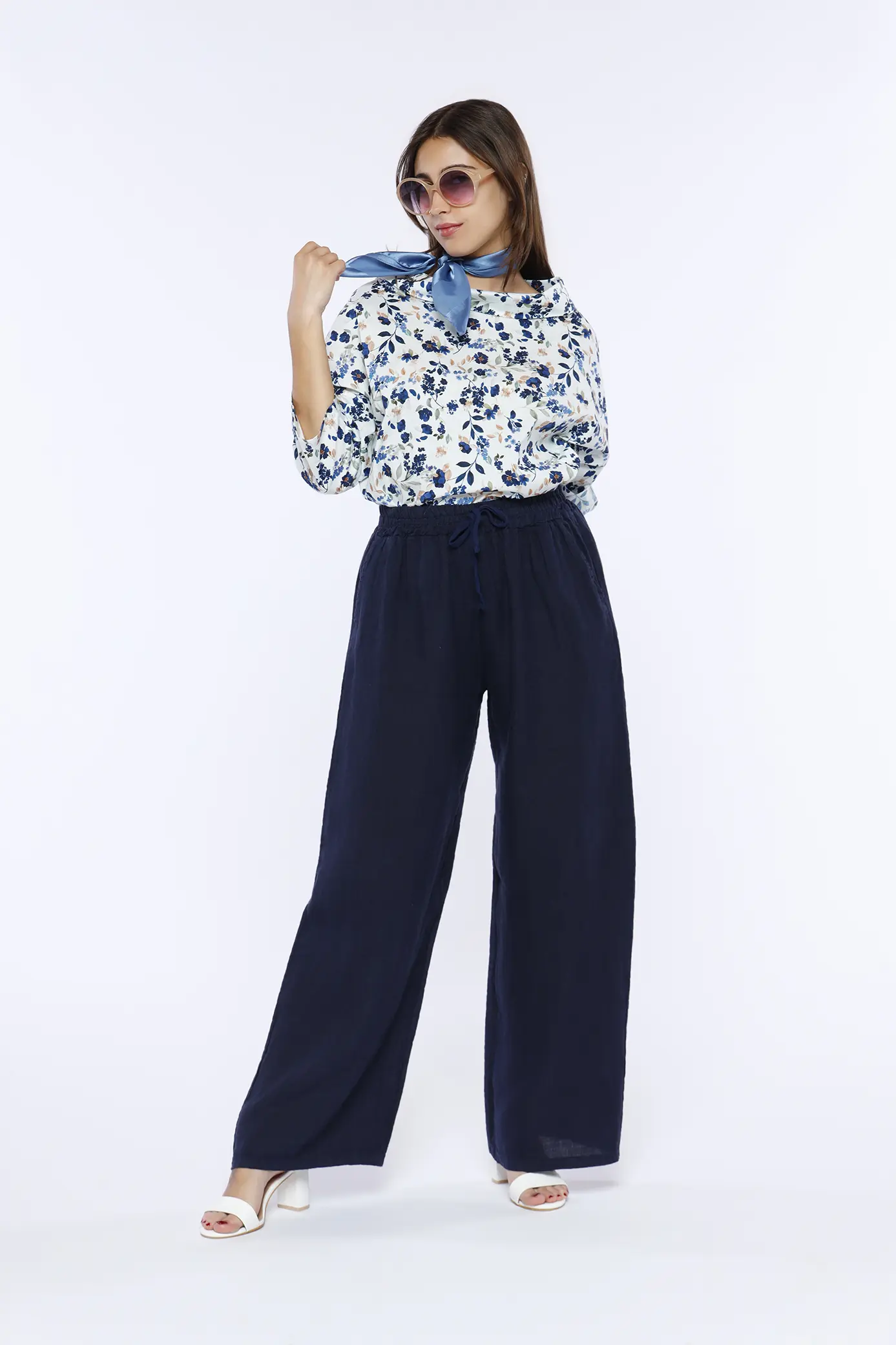 Blusa con collo a barca a maniche corte. Il design parte con una linea essenziale sul fronte. Il retro rivela un’apertura a V profonda
