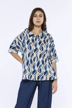 BLUSA ampia stampa all over con fresca manica a tre quarti e scollo a barca risvoltato