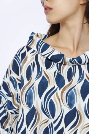 BLUSA ampia stampa all over con fresca manica a tre quarti e scollo a barca risvoltato
