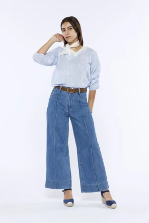 BLUSA fresca con dettagli sangallo scollo a V impreziosito e manica a sbuffo ONEWORLD HYBRID