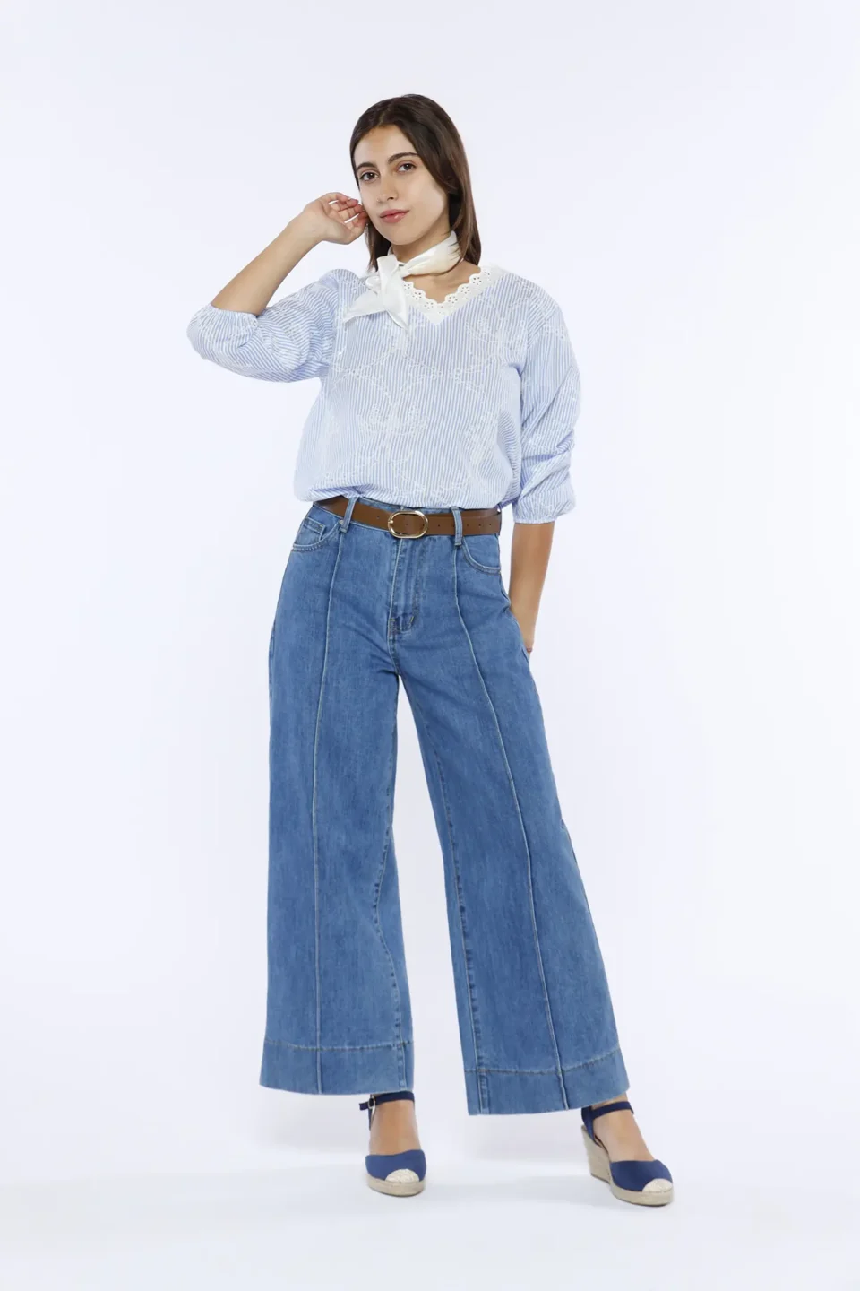 BLUSA fresca con dettagli sangallo scollo a V impreziosito e manica a sbuffo ONEWORLD HYBRID