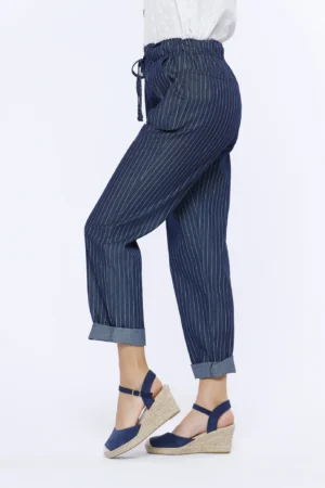 PANTALONE comodo a righe con risvolti di tendenza alle caviglie e laccetto di chiusura in vita