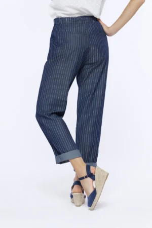 PANTALONE comodo a righe con risvolti di tendenza alle caviglie e laccetto di chiusura in vita