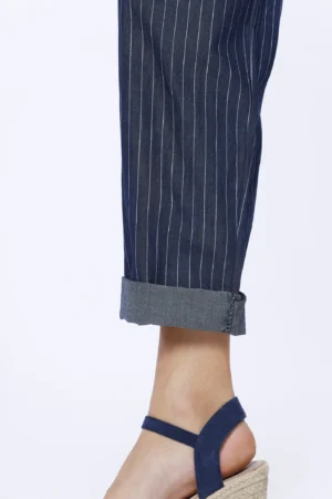 PANTALONE comodo a righe con risvolti di tendenza alle caviglie e laccetto di chiusura in vita