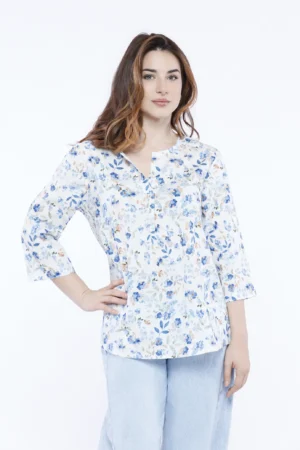 BLUSA ampia e casual a stampa fiorellini di campo con scollo a giro aperto V sul davanti e fresca manica a tre quarti