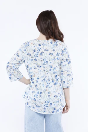 BLUSA ampia e casual a stampa fiorellini di campo con scollo a giro aperto V sul davanti e fresca manica a tre quarti