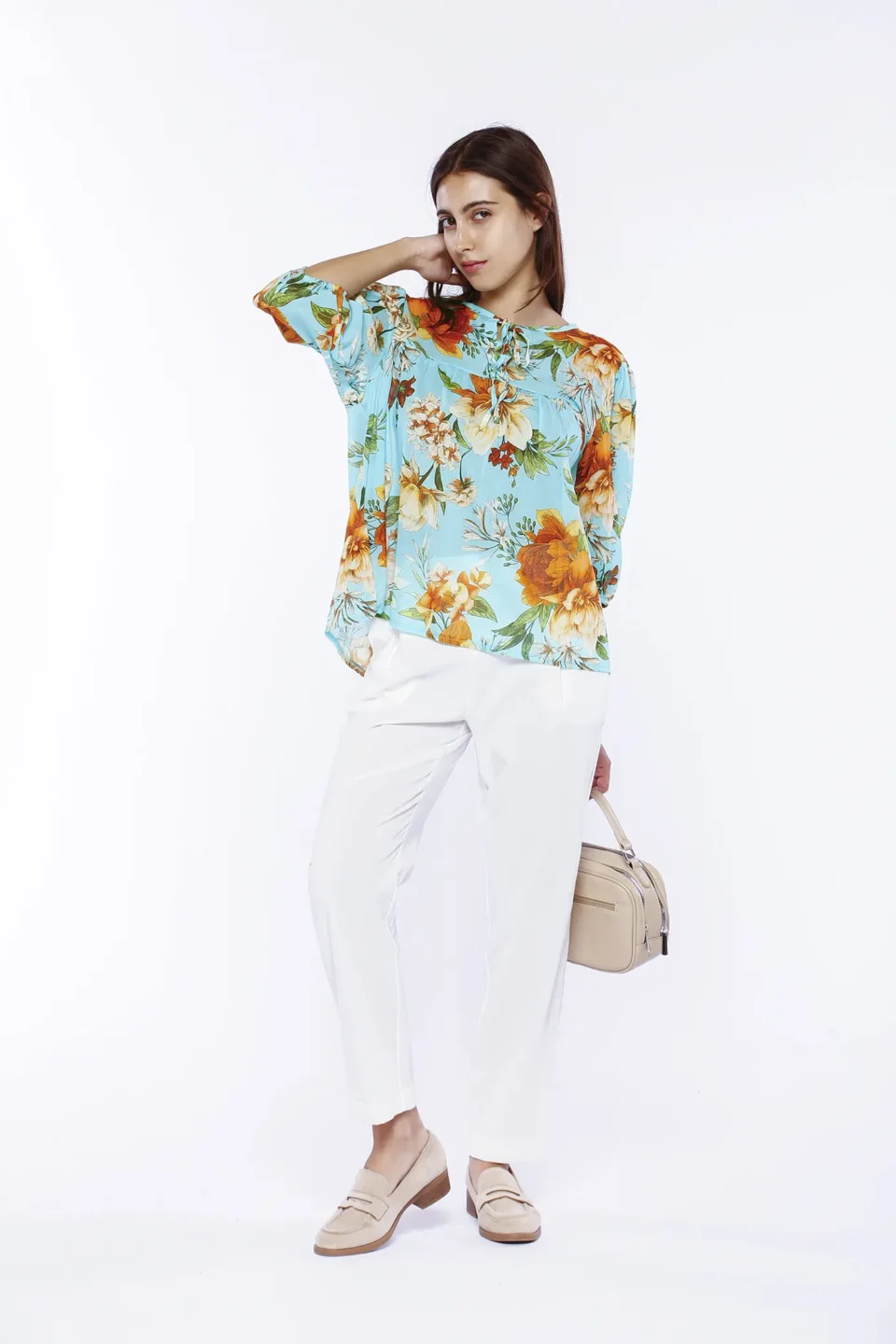 BLUSA fresca a fantasia di fiori con manica corta e grazioso scollo a giro chiuso da nastrino ONEWORLD HYBRID