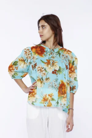 BLUSA fresca a fantasia di fiori con manica corta e grazioso scollo a giro chiuso da nastrino