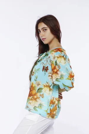 BLUSA fresca a fantasia di fiori con manica corta e grazioso scollo a giro chiuso da nastrino