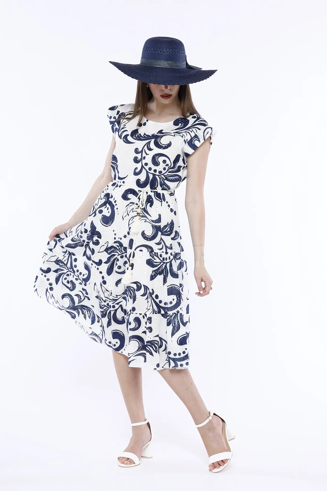 Abito VELA con scollo a giro e maniche corte. Lo scollo a giro profondo. Maniche a Kimono con risvolto ribbattuto. La silhouette dell’abito è a clessidra. La gonna è svasata con balze ricucire e arricciate e passanti in vita. La lunghezza dell’abito è midi. Labito si completa con una piccola cintura in corda e nappe. ONEWORLD HYBRID 2895984