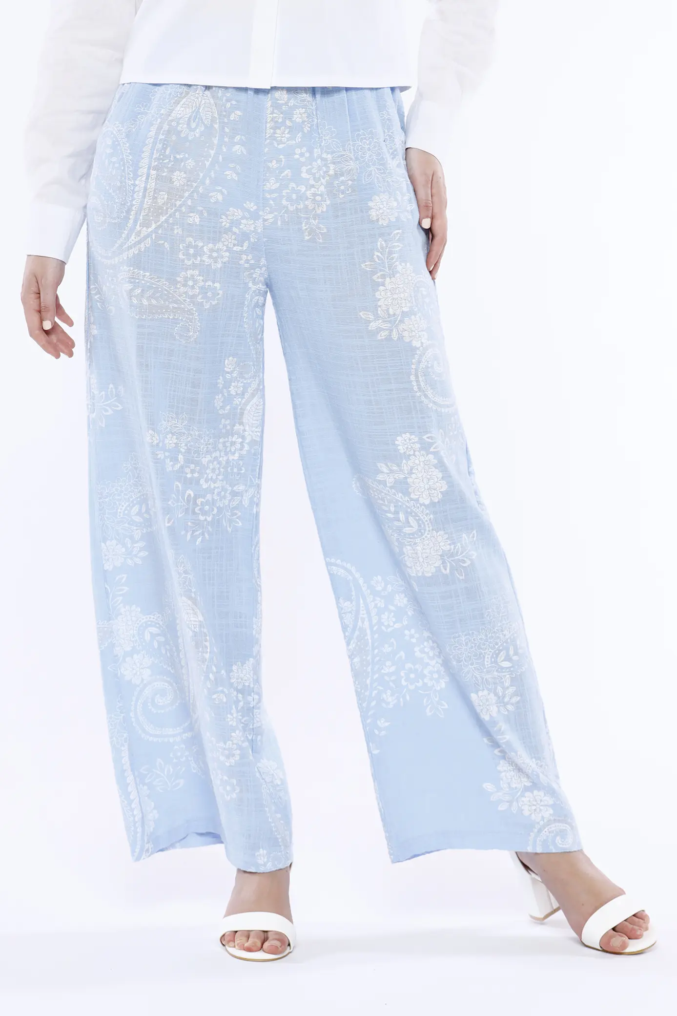 questo modello porta l'estetica costiera nel guardaroba quotidiano attraverso linee pulite e volumi fluidi. Il pantalone è formato dal cinturino elastiizzato