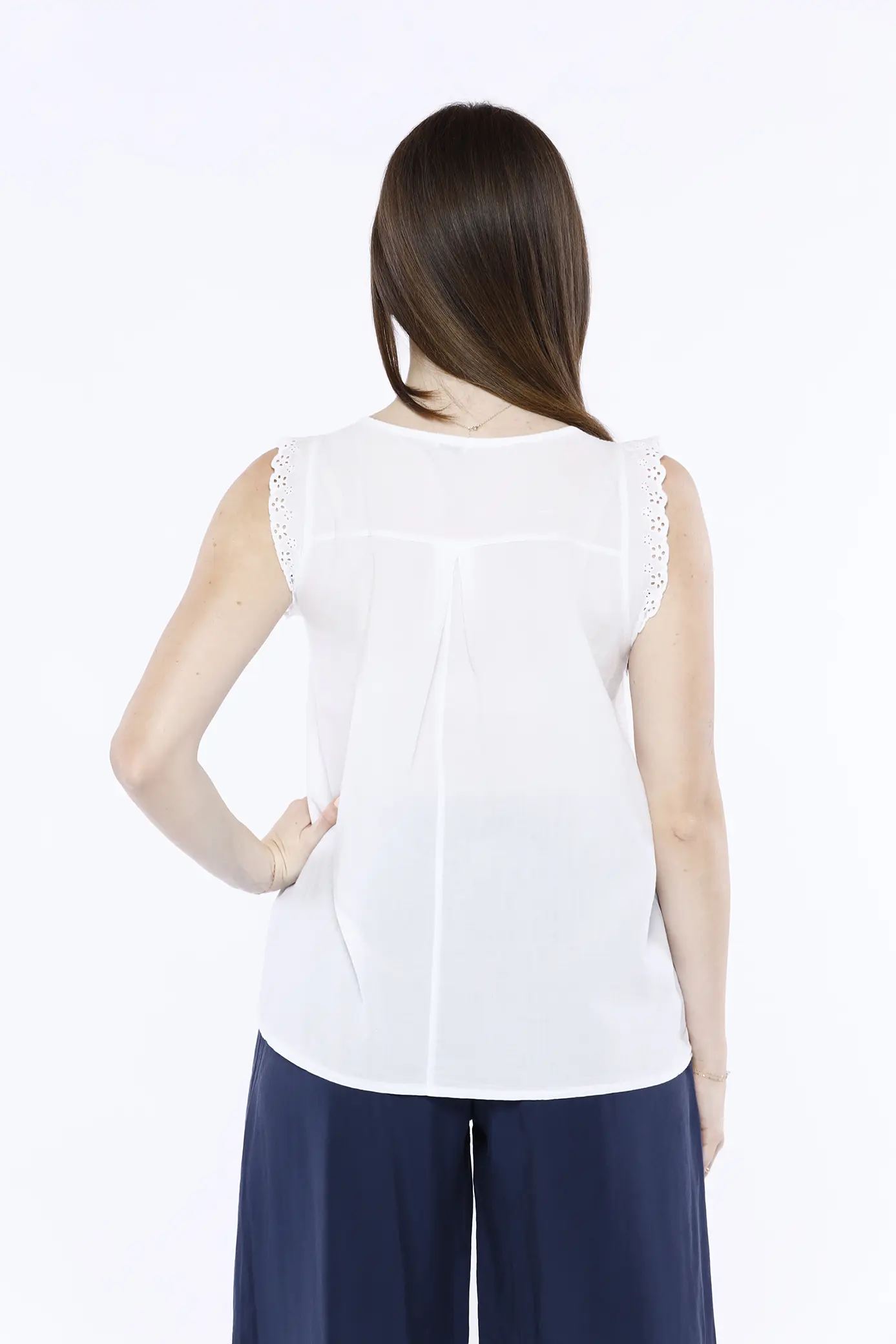 arte pura. La blusa è composta da uno scollo a giro e le maniche a giro