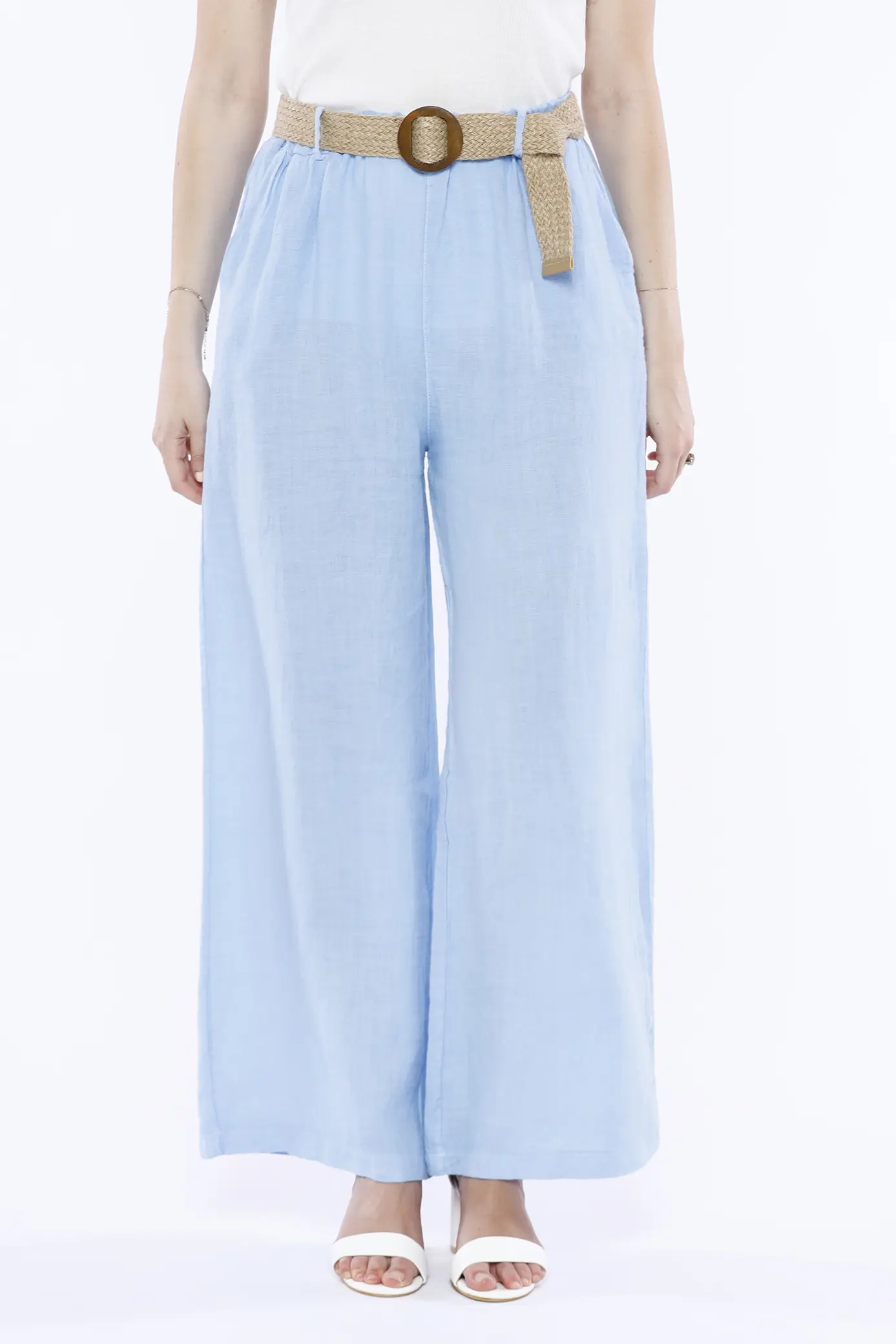 questo modello rimane fresco per una passeggiata lungo le vie della Costiera Amalfitana. Il pantalone wide leg presenta l'elastico in vita con passanti e cintura in yuta