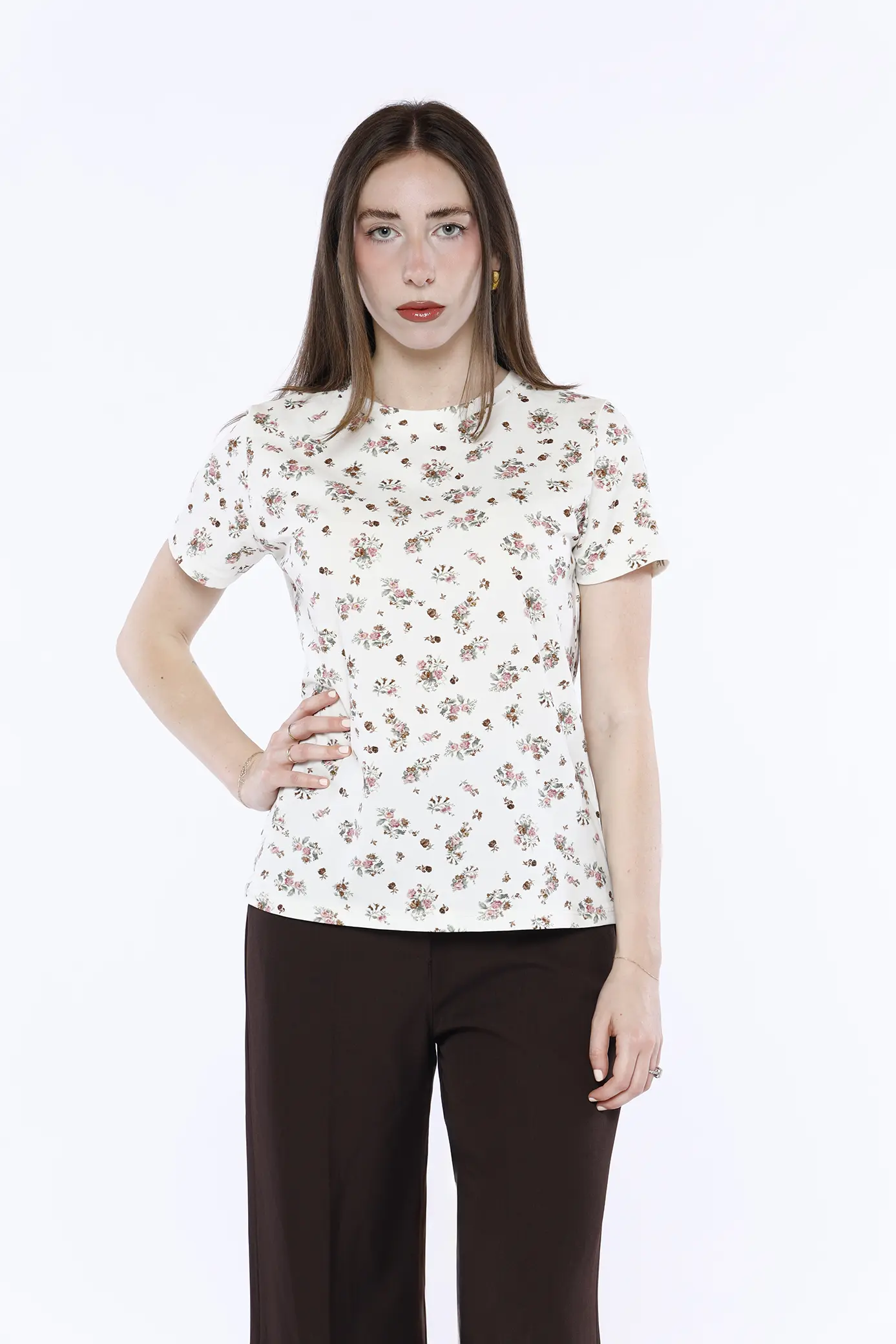 questo modello rende semplice ma sofisticato un outfit per la Costiera Amalfitana. La t-shirt con scollo a giro a maniche corte. La particolarità di questa maglia sta nella stampa allover floreale. ONEWORLD HYBRID 2897602