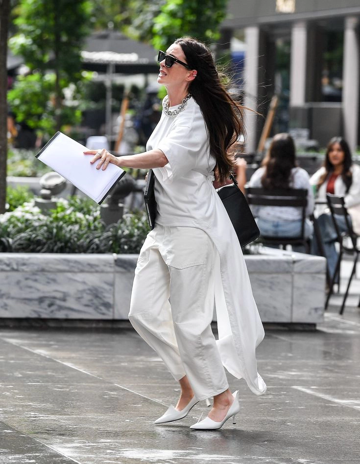 Anne Hathaway per Hybrid