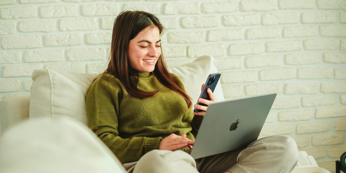 donna che sorride al telefono